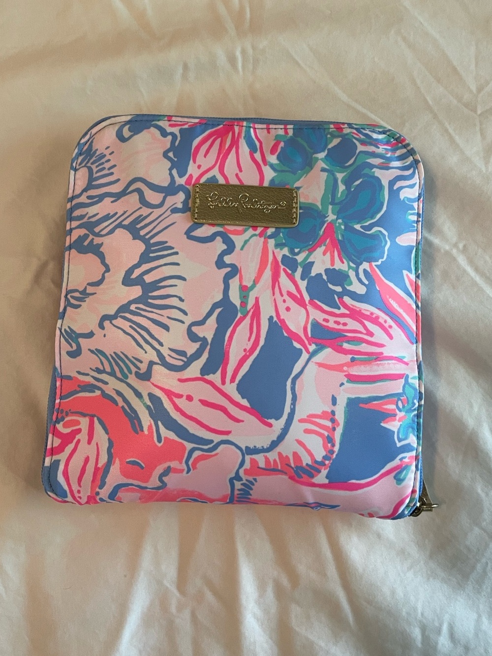 Lilly Pulitzer NWOT Gold-Logo Floral tote bag that can be zipped into a pouch.